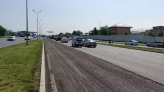 "Деньги на ветер". Новый асфальт заменяют в Алматы