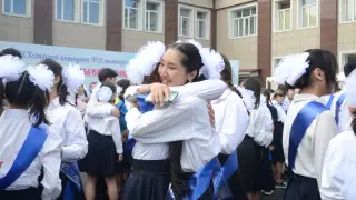 Как в школах Алматы прошел последний звонок - репортаж