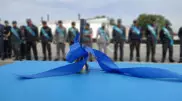 Лента на тюремную робу и 50-летние выпускники. Необычный последний звонок прозвенел в Костанае
