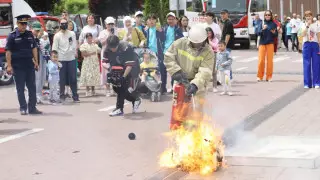 "Чтобы не гибли": алматинские пожарные в игровой форме доносили до детей правила безопасности
