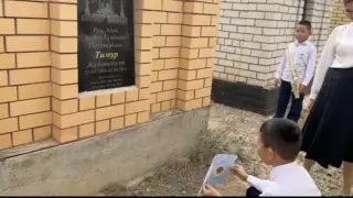 Школьник, пришедший на могилу к отцу, растрогал казахстанцев