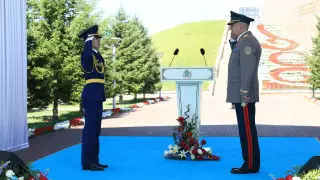 Министр обороны вручил офицерские погоны лучшим курсантам военных вузов