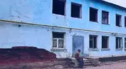 Жители аварийного общежития в Актобе остались на улице из-за споров чиновников и застройщика