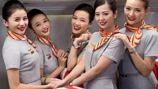 Авиакомпания решила отстранять стюардесс от рейсов из-за набора веса