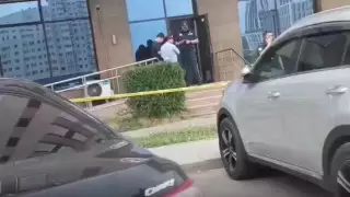 Женщина с ребенком выпали из окна 12 этажа в Астане