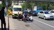 Курьер на мопеде сбил выходивших из автобуса девушек в Алматы