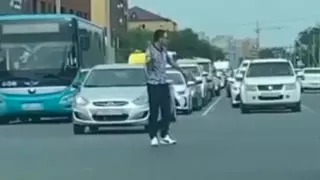 Полицейский газетой регулировал движение в Уральске