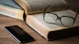 Президент поддержал возврат звания "Народный писатель Казахстана"