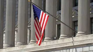 Госдолг США впервые в истории превысил 32 триллиона долларов