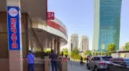 Вооруженный мужчина заперся с людьми в банке в Астане