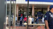 Заложники и слезоточивый газ: подробности штурма отделения Kaspi раскрыл глава МВД