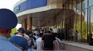 "Родные девочек ждали на улице, кто-то плакал": очевидец о захвате заложников в Астане