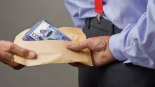 Оштрафовали за взятку: очередной госслужащий пойман на коррупции