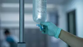 Ребенок упал с дерева и попал в реанимацию в Уральске