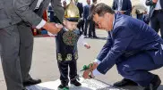 Премьер Смаилов разрезал путы малышу из Мангистау