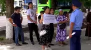 Хотели ускорить очередь на квартиры: обманутые мошенниками шымкентцы пришли с плакатами к прокуратуре