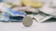 Рубль дешевеет, доллар дорожает к тенге на фоне событий в России