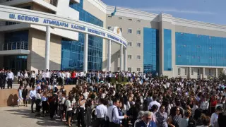 "В чем смысл данной бумажки?" Студенты в Актау пожаловались на выданные дипломы