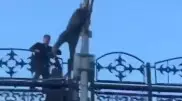 В Караганде мужчина пытался спрыгнуть с моста из-за свадьбы бывшей жены