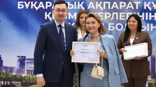 Работникам государственных СМИ вручили сертификаты на квартиры