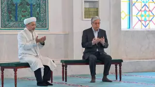 Токаев посетил мечеть Хазрет Султан