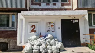 Мусор в подъезде и во дворе: куда обращаться