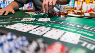 Об игравших в казино чиновниках спросили заместителя премьера