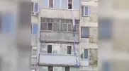 Пенсионерка пыталась выбраться из квартиры на четвертом этаже по связанным простыням