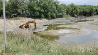 Еще один экскаватор застрял на дне озера в Алматы
