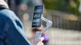 Ваучеры для безработных, сертификаты мобилографов и стилистов. Токаев подписал новый закон