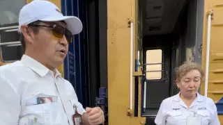 Женщину с двумя маленькими детьми сняли с поезда в Атырау