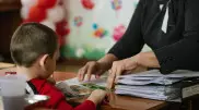 Не принимают детей? Родители жалуются на ситуацию со школами в Астане