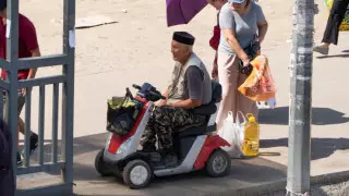 "Мүлде отырып та көрмеппіз". Алматыда жаяу жүргіншілерге арналған көпірдегі лифттер неге істемейді?