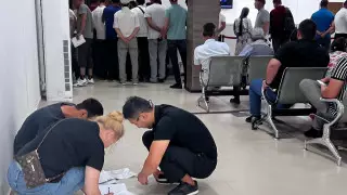 Регистрация авто: спецЦОНы не справляются с наплывом людей в Атырау