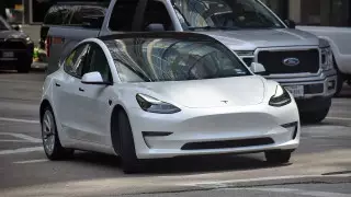 Tesla дала возможность заряжать электромобили от Солнца