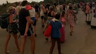 Пожары в Греции добрались до побережья. Туристы в панике бегут с острова Родос