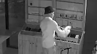 "Украсть за 60 секунд": в Актау похищены телефоны на 1,8 миллиона тенге