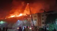Крупный пожар в Конаеве: горела крыша многоэтажки