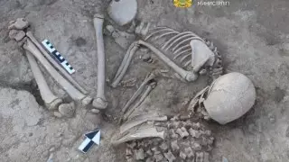 Древние останки женщины, бронзовую лягушку и асыки нашли в ВКО