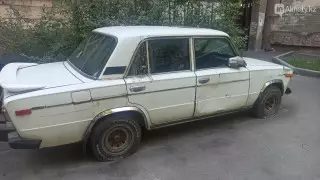 Более пяти лет жители алматинского дома упрашивают соседа убрать со двора автомобиль