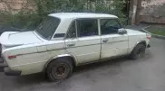 Более пяти лет жители алматинского дома упрашивают соседа убрать со двора автомобиль