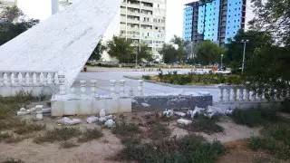 Вандалы повредили балюстраду на бульваре Победы в Актау