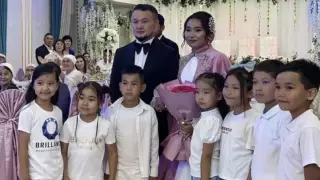 Школьники пришли на свадьбу классного руководителя с сюрпризом в Актобе