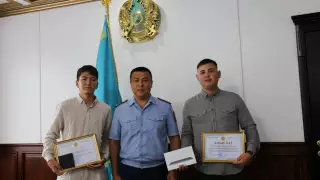 Таксист и курьер вернули пожилой актюбинке выманенные мошенниками деньги