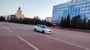 Белая Priora устроила переполох на площади перед акиматом в Костанае