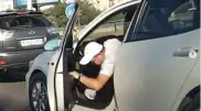 "Харкают из машин": как привлекают водителей-"верблюдов" в Алматы