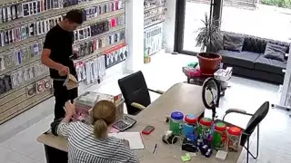 "Телефон за 100 тысяч". Курьер исчез вместе с посылкой в Алматы