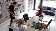 "Телефон за 100 тысяч". Курьер исчез вместе с посылкой в Алматы