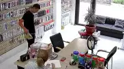 Исчезнувшего с посылкой на 100 тысяч тенге курьера задержали в Алматы