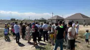 "Сауатсыз ұрпаққа айналды": оқушылары үш ауысыммен оқитын ауыл тұрғындары Президенттен мектеп сұрады